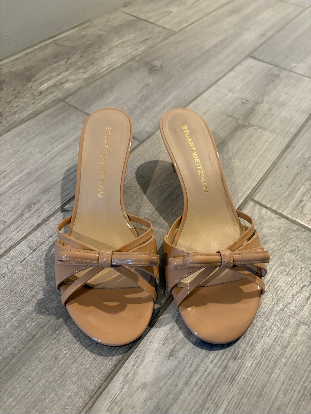 Stuart Weiztman patent beige bow kitten heel size 8